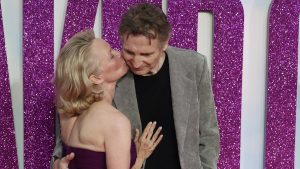 Thumbnail voor Pamela Anderson kust tegenspeler Liam Neeson: 'De perfecte gentleman'