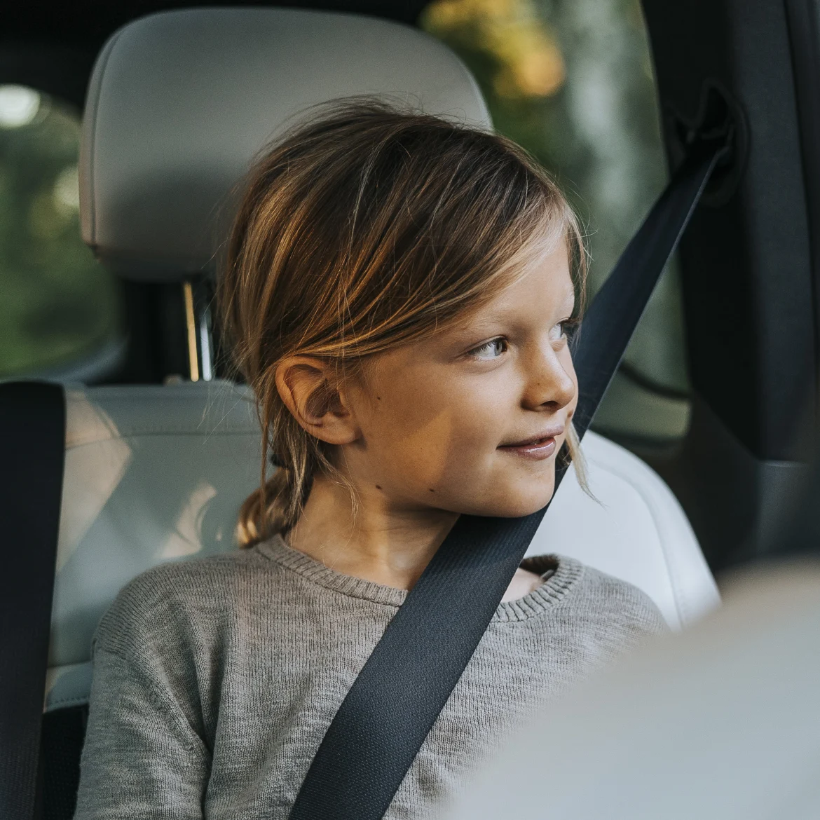 Kind luistert naar podcast in auto