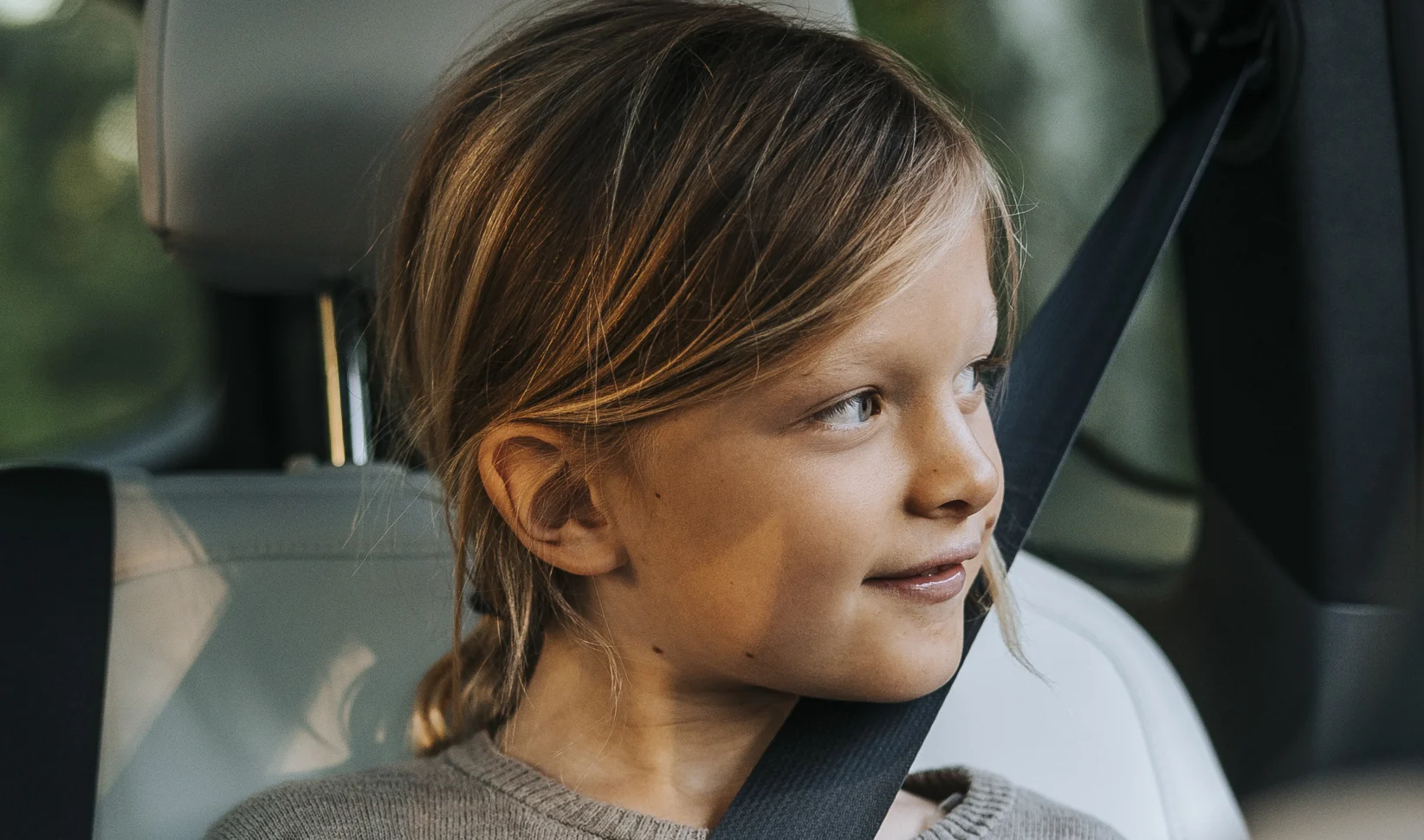 Kind luistert naar podcast in auto