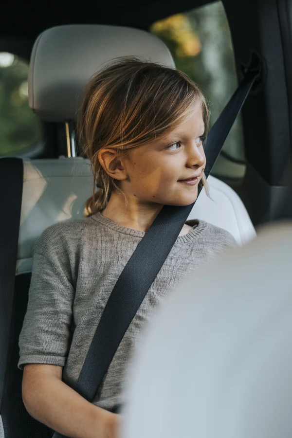 Kind luistert naar podcast in auto