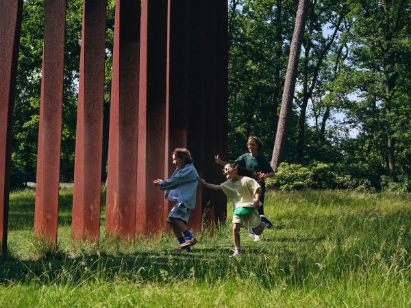 kinderen rennen door gras