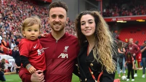 Thumbnail voor Weduwe voetballer Diogo Jota deelt emotioneel bericht: 'Voor altijd jouw meisje in het wit'