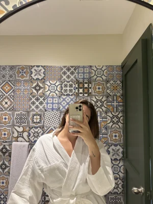 Thumbnail voor Hailey: 'Hotelbed waarin ik met mijn Tinderdate sekste? Daar sliep mijn moeder later in'