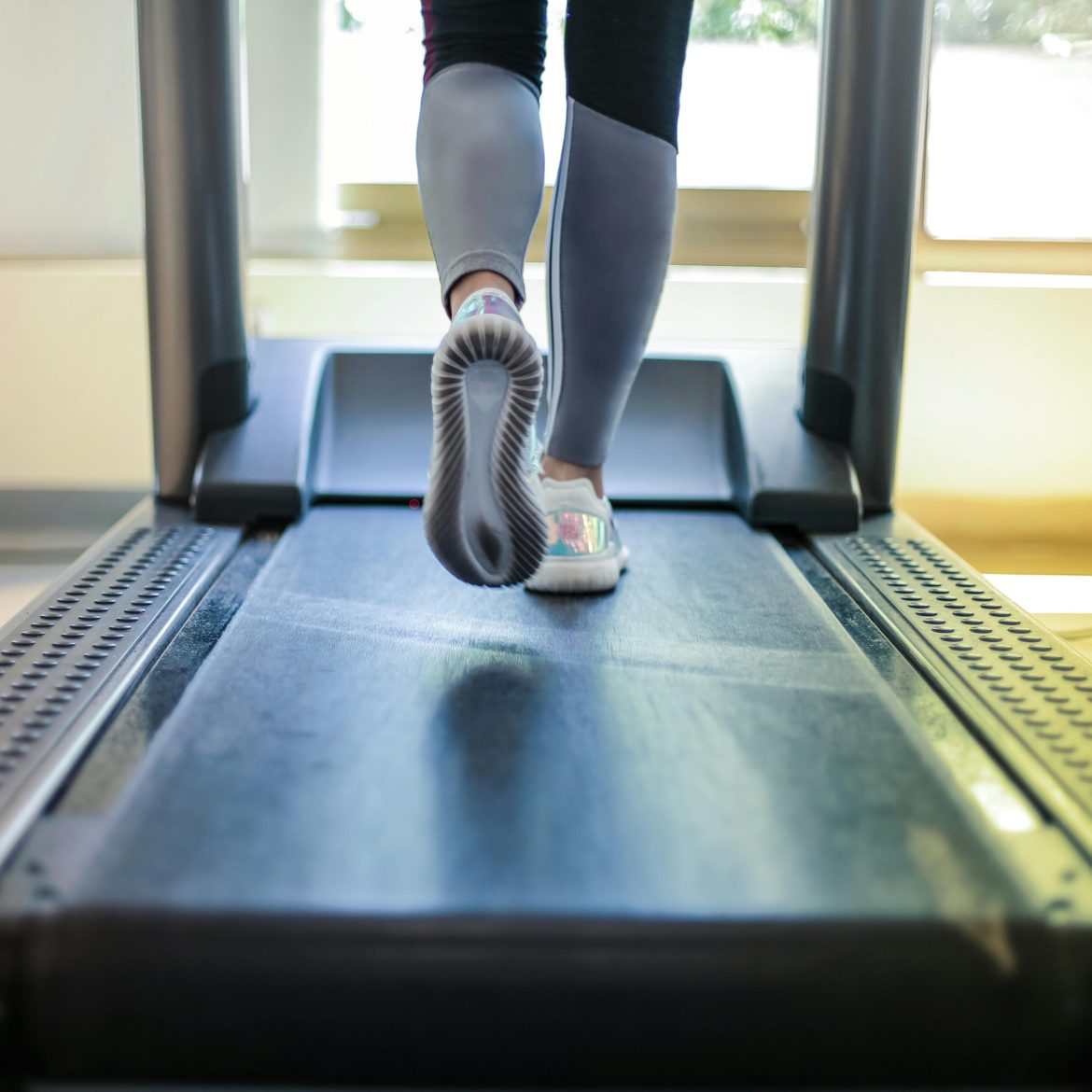 vrouw rent op loopband