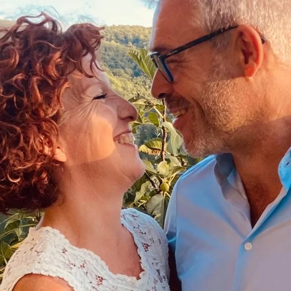 Astrid met krullen en Harmjan met bril lachend uit B&B Vol Liefde 2022 uit Oostenrijk