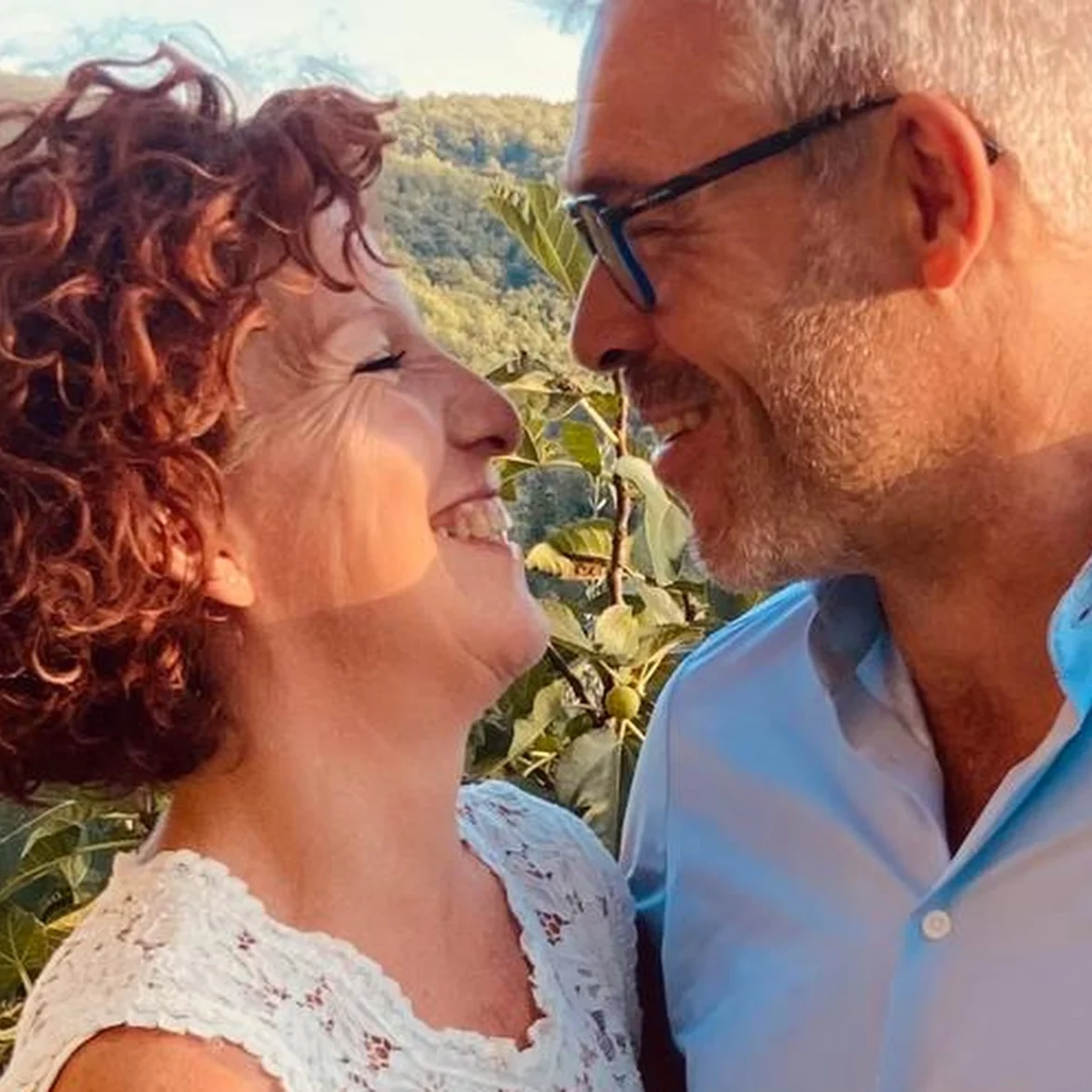 Astrid met krullen en Harmjan met bril lachend uit B&B Vol Liefde 2022 uit Oostenrijk