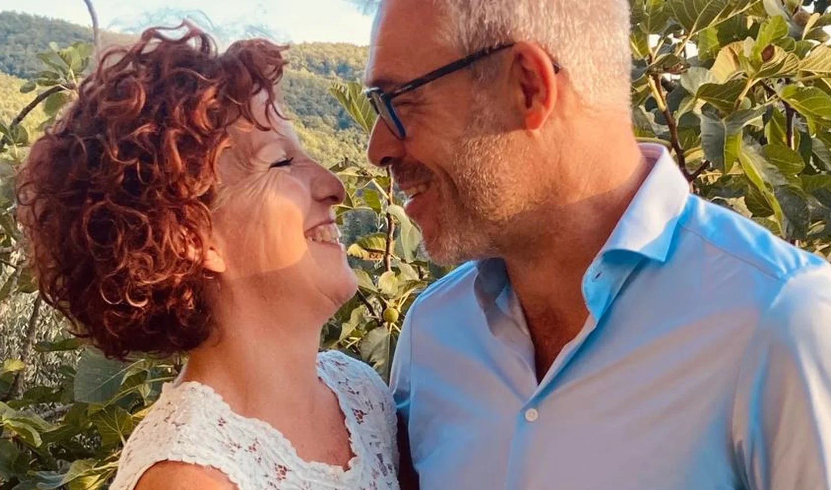Astrid met krullen en Harmjan met bril lachend uit B&B Vol Liefde 2022 uit Oostenrijk