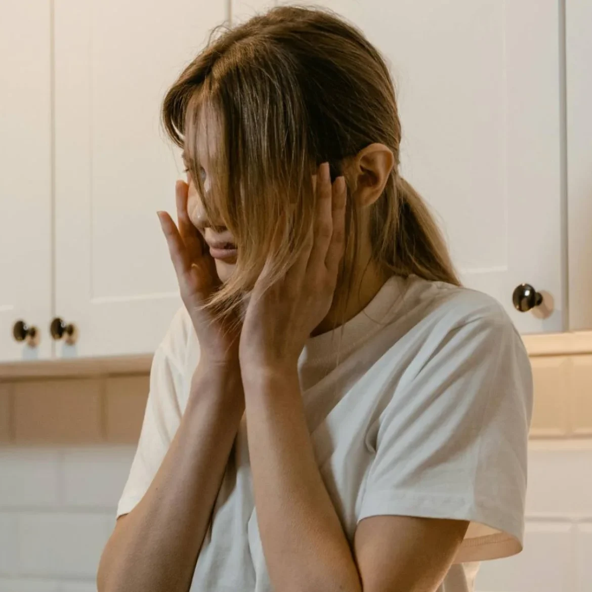 vrouw met handen in gezicht | Mirjams