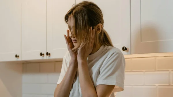 vrouw met handen in gezicht | Mirjams