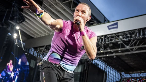 De hr-manager van Astronomer werkt niet langer bij het Amerikaanse bedrijf nadat haar affaire openbaar werd gemaakt tijdens een concert van Coldplay. Dat heeft het bedrijf bevestigd aan de BBC.