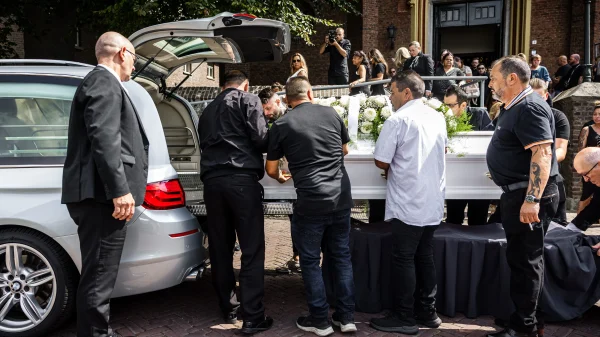 Tientallen mensen liepen vrijdagochtend in het Limburgse dorpje Amstenrade mee in een rouwstoet ter herdenking van de dood van de 39-jarige vrouw. Joeweela werd op 15 juli in Gouda op straat gedood door haar ex-man.