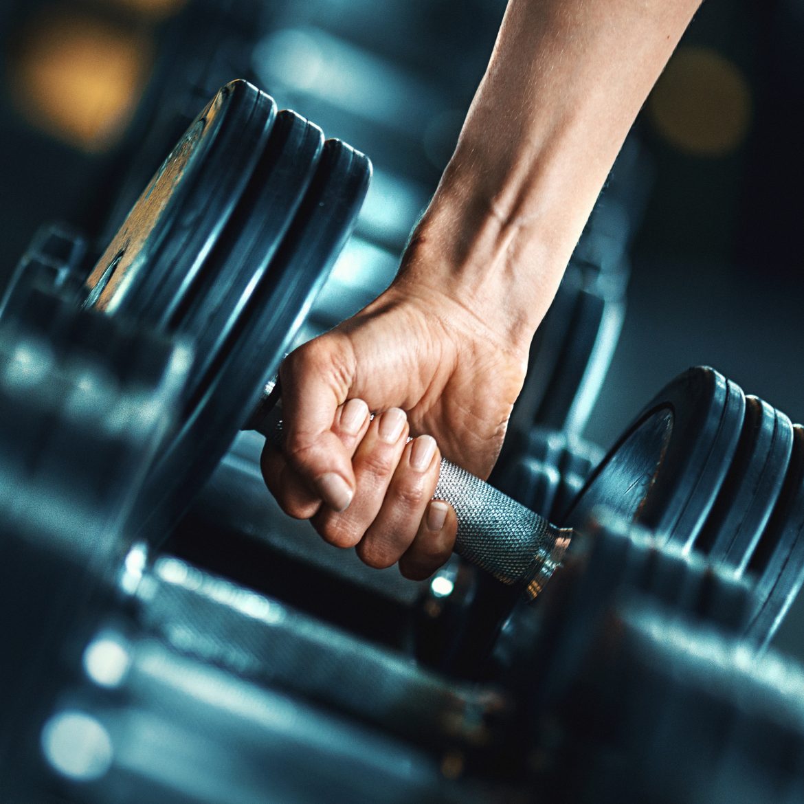 Hand pakt een dumbbell