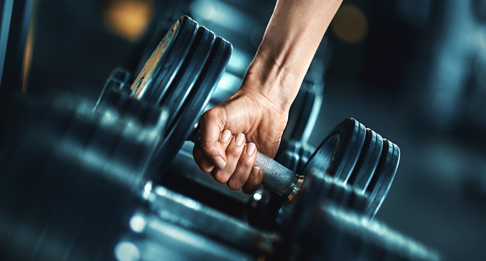 Hand pakt een dumbbell