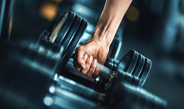 Hand pakt een dumbbell
