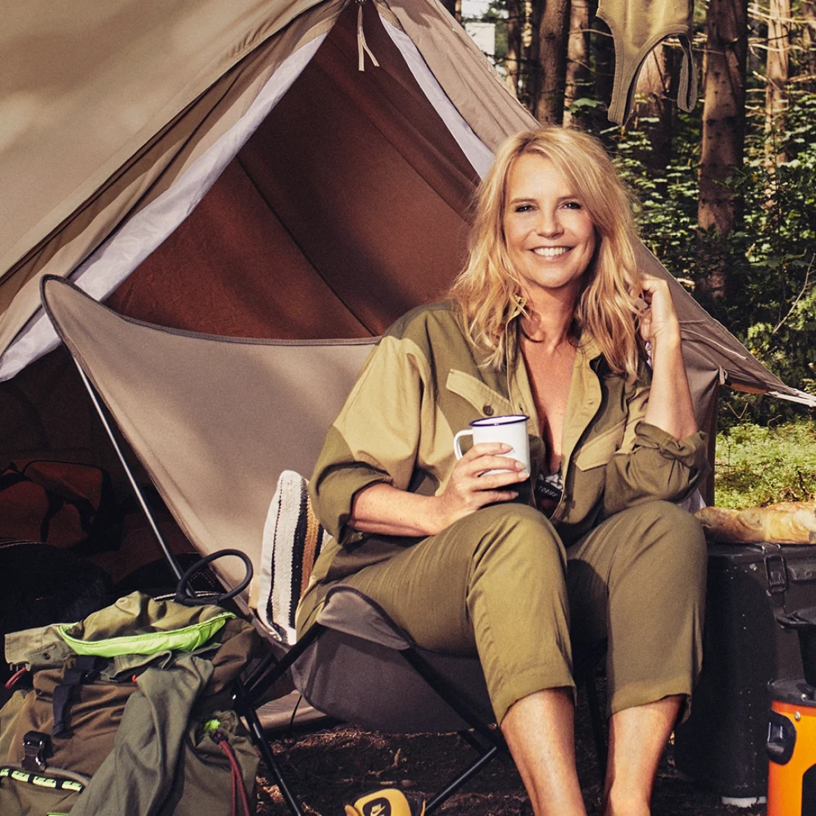 Linda de Mol is aan het kamperen en zit voor de tent