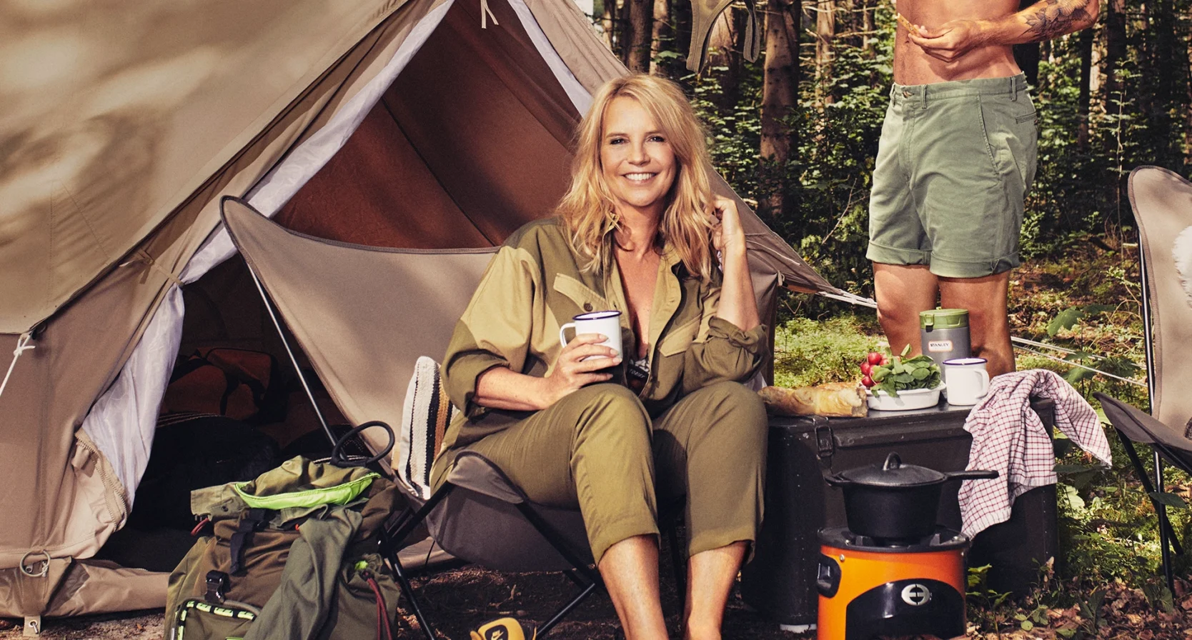 Linda de Mol is aan het kamperen en zit voor de tent