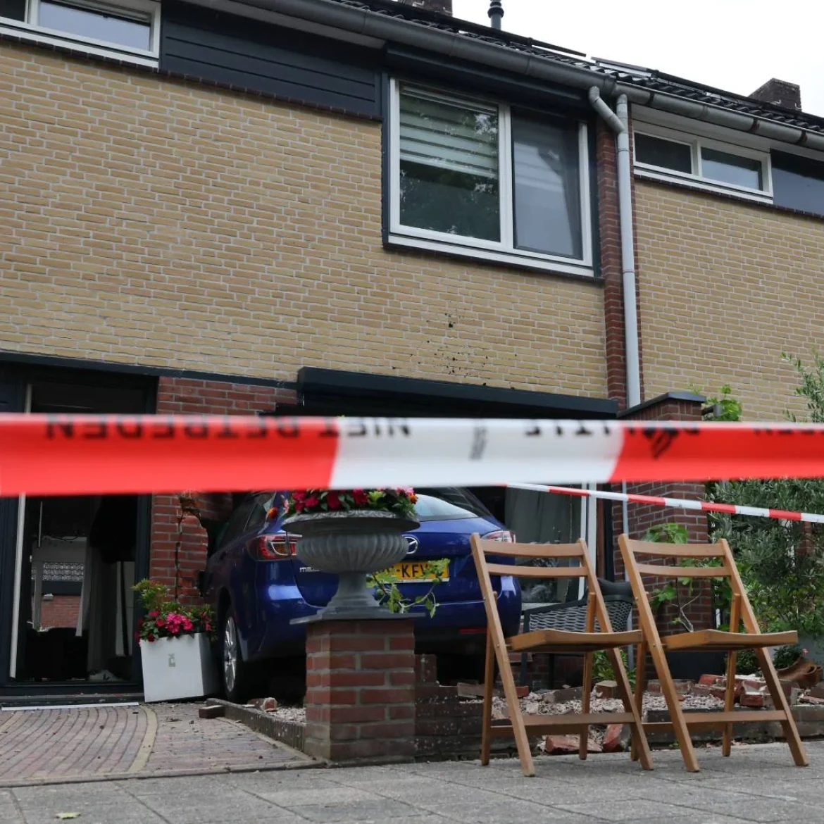 Auto rijdt in woning in Hengelo