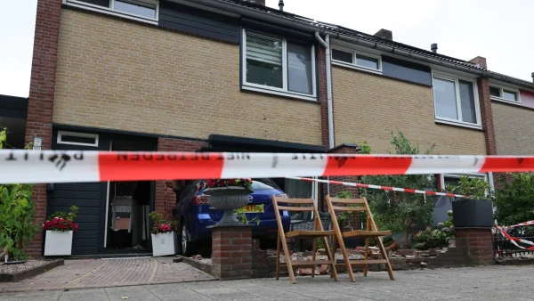 Auto rijdt in woning in Hengelo