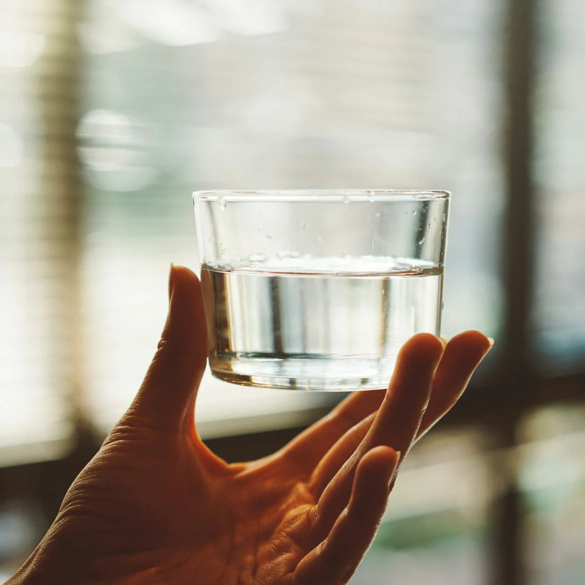 Is prikwater ongezonder dan plat water? Zó zit het