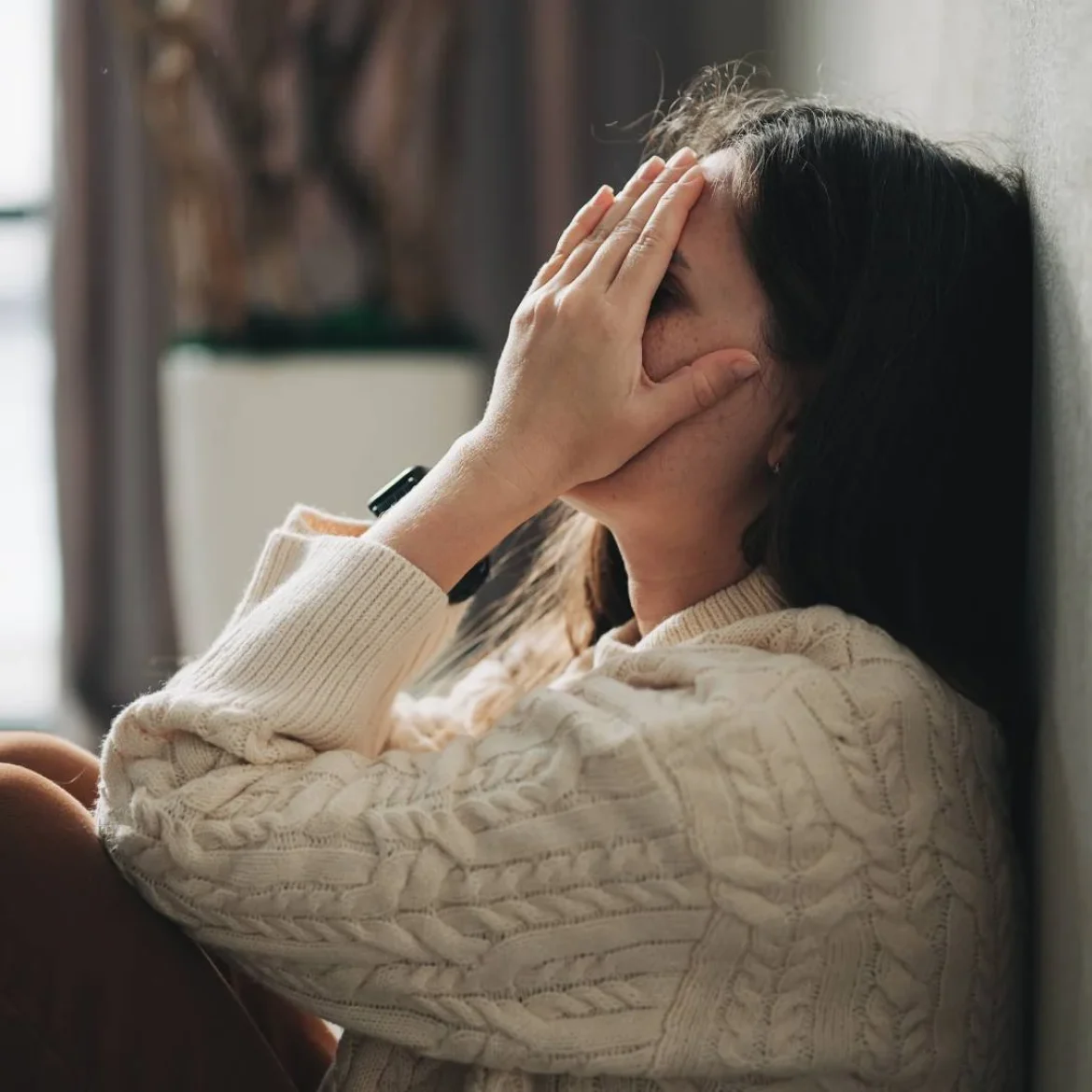 Vrouw met handen voor gezicht | Problematische schulden