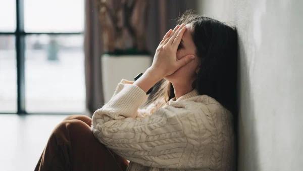 Vrouw met handen voor gezicht | Problematische schulden