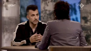 Thumbnail voor Özcan Akyol open over gewelddadige vader in 'Zomergasten': 'Hij verweet ons dat we er waren'