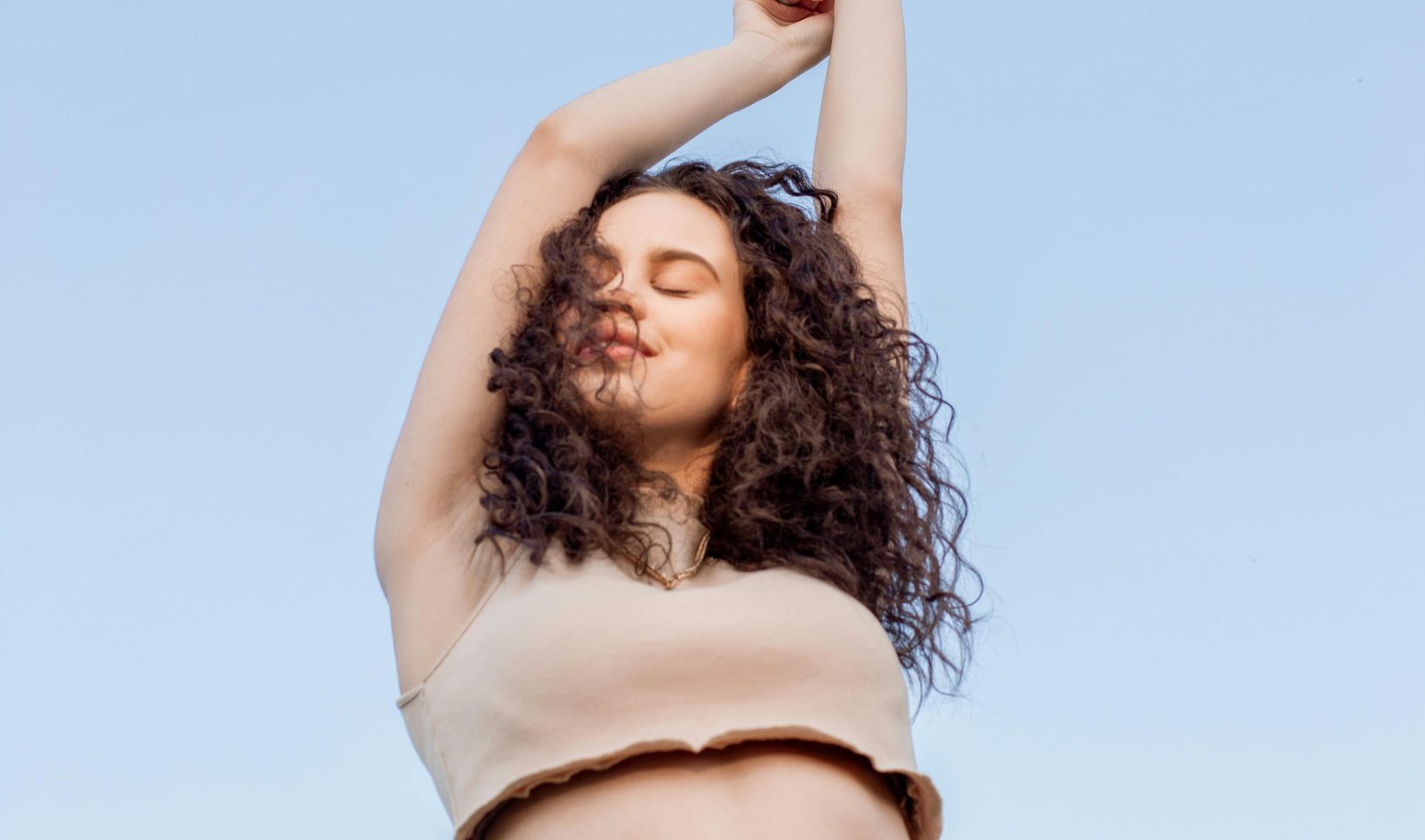 goede deodorant, vrouw, oksels, armen omhoog