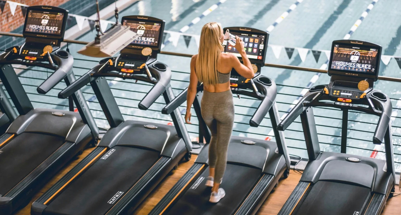 Vrouw rent op hardloopband in sportschool