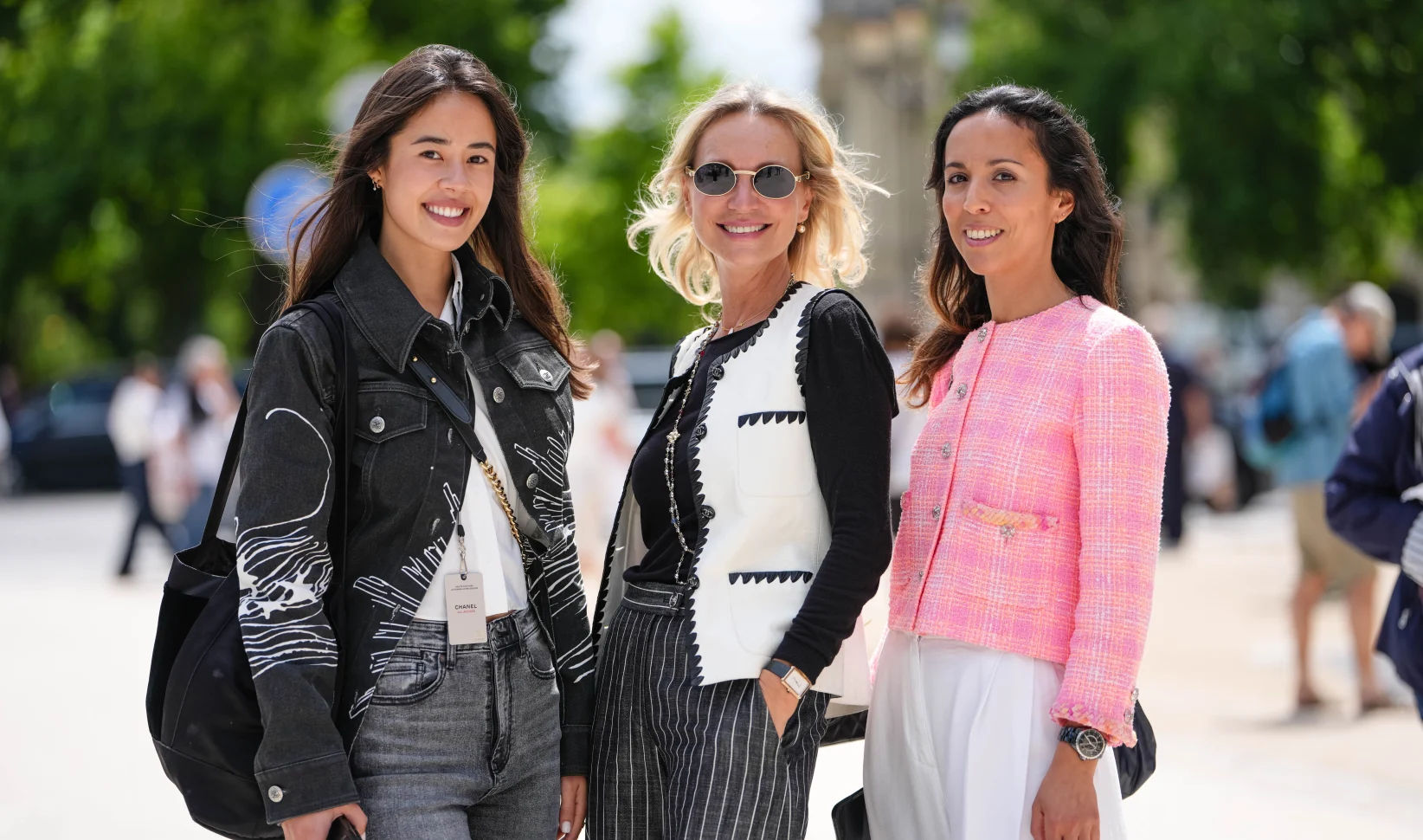 3 vrouwen waarvan 1 met ripped bob