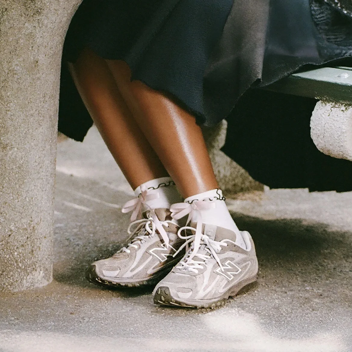 Vrouw met New Balance sneakers aan