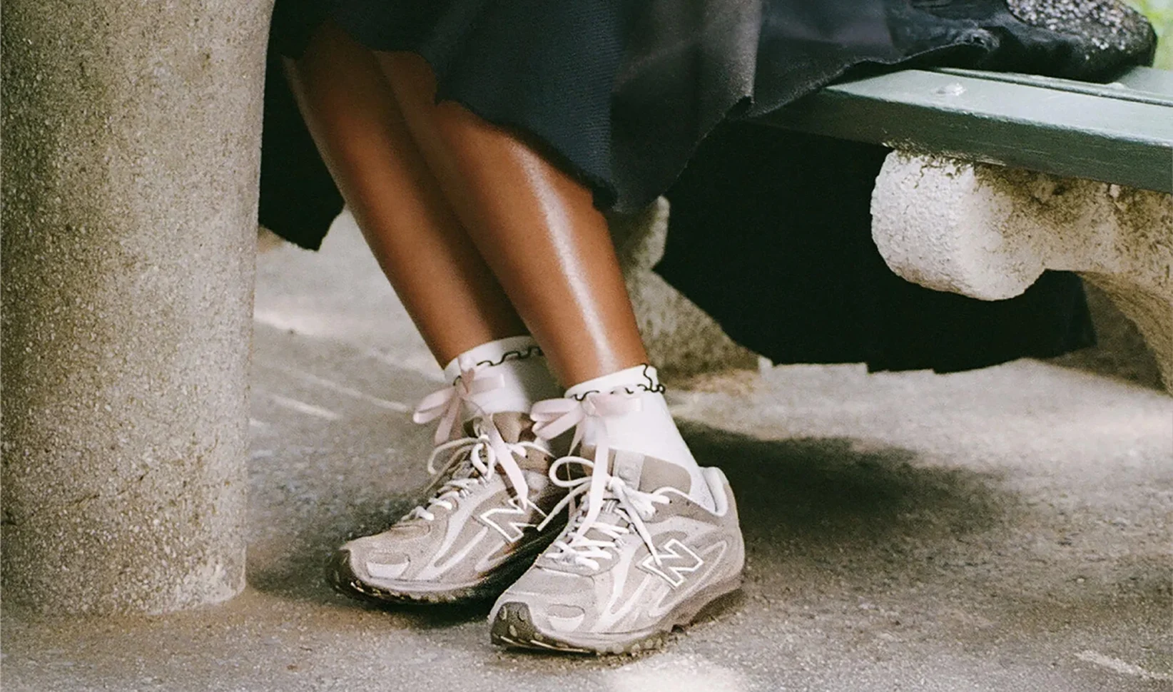Vrouw met New Balance sneakers aan