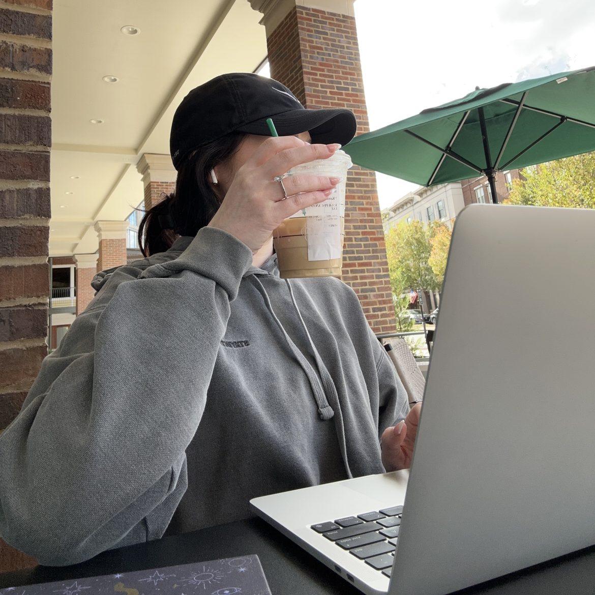 gen z, laptop, huur- en zorgtoeslag aanvragen, dienst toeslagen, meid