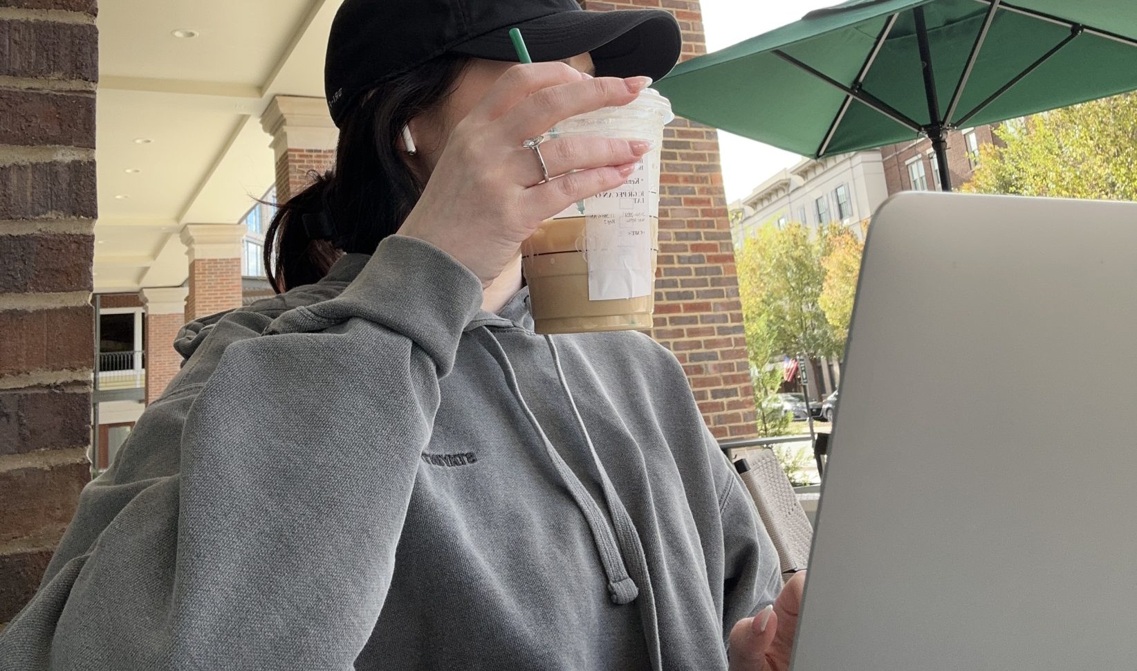 gen z, laptop, huur- en zorgtoeslag aanvragen, dienst toeslagen, meid