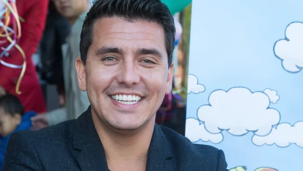 Jan Smit spot zijn eigen handdoek op het strand
