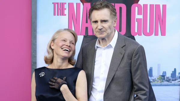 Pamela Anderson en Liam Neeson smoorverliefd