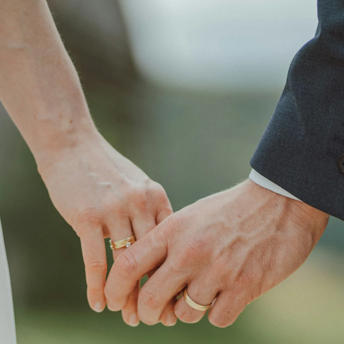 man en vrouw hand in hand tijdens trouwens