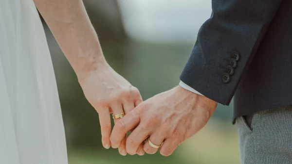 man en vrouw hand in hand tijdens trouwens