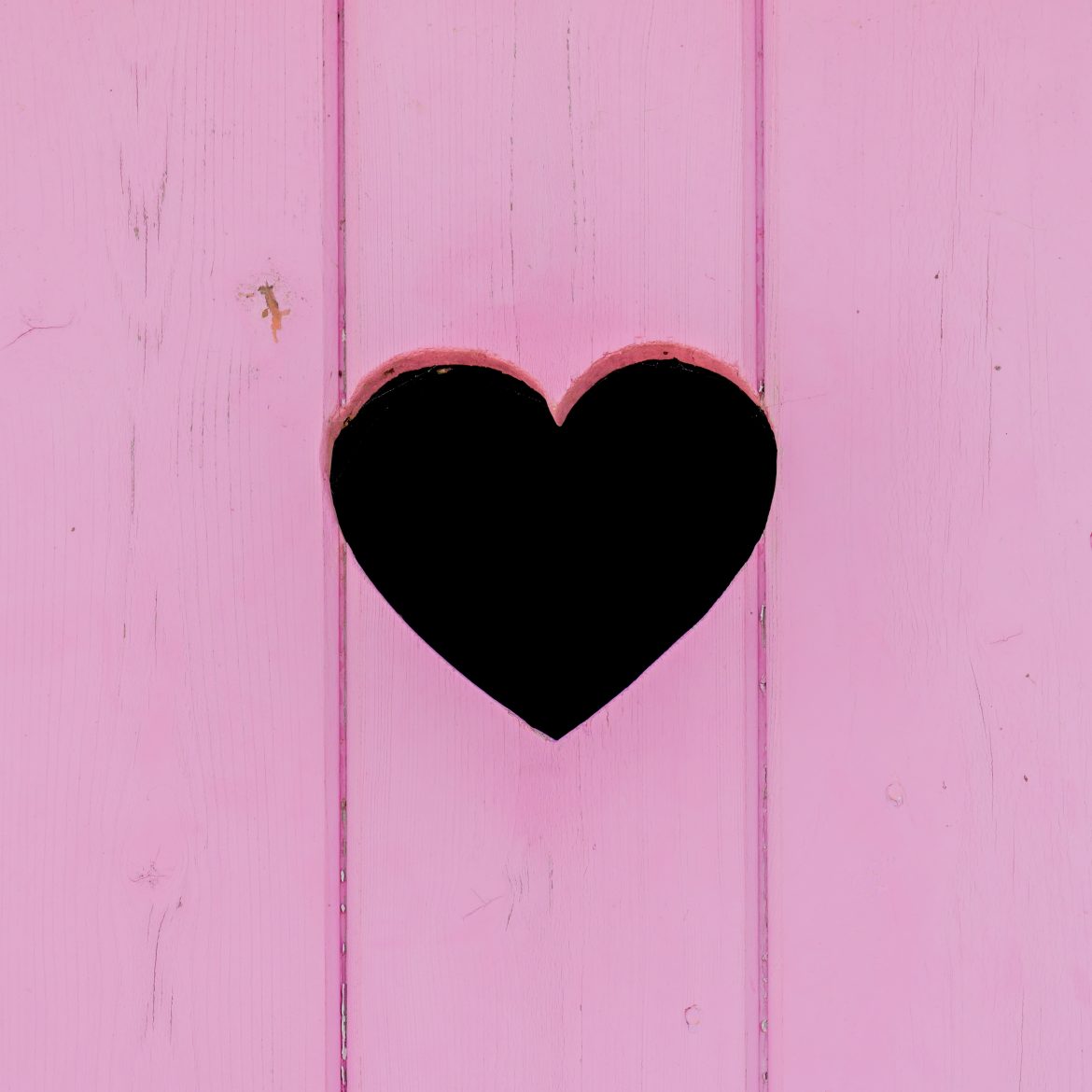 uitgesneden hartje op een roze houten plank