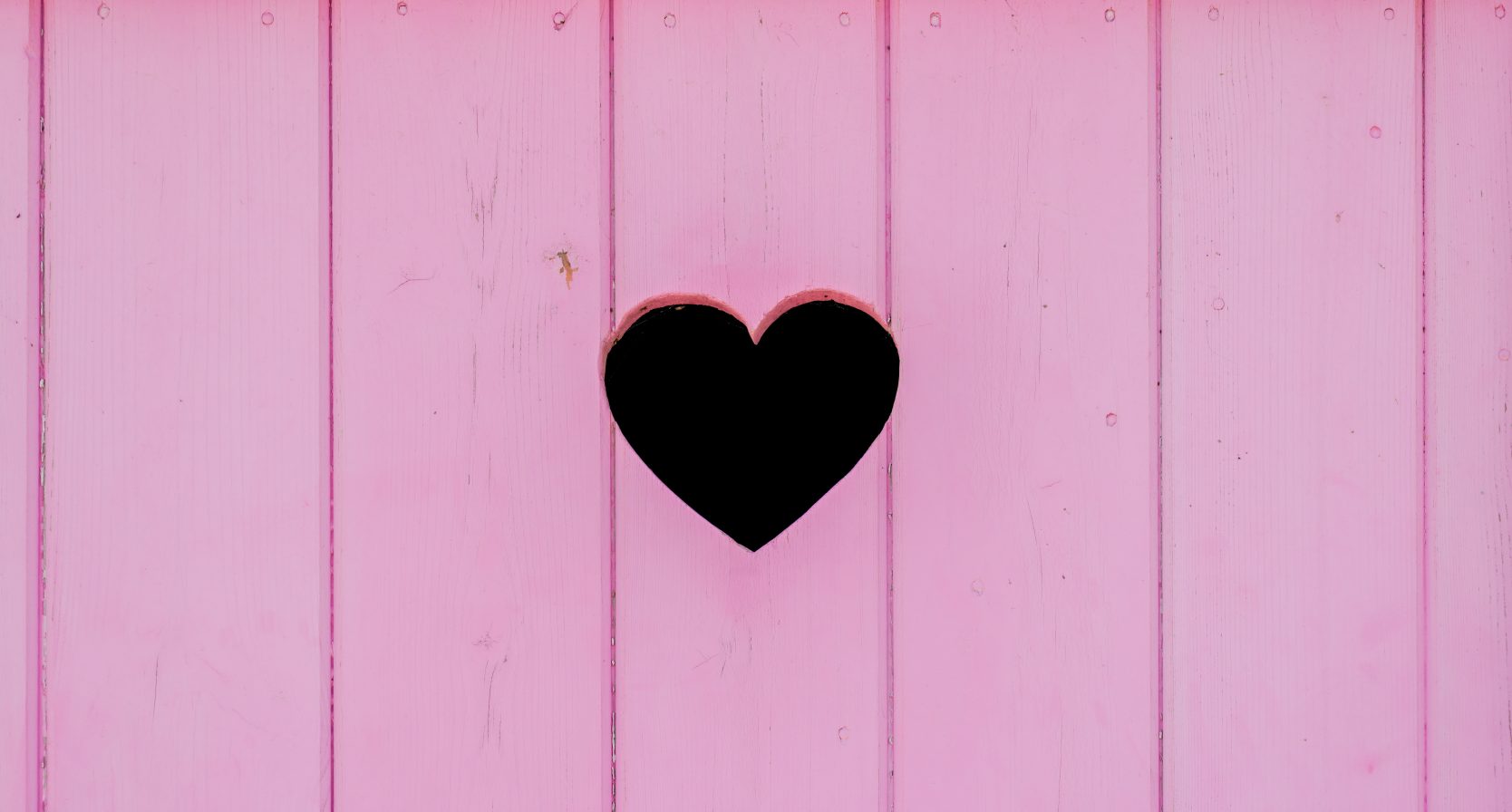 uitgesneden hartje op een roze houten plank