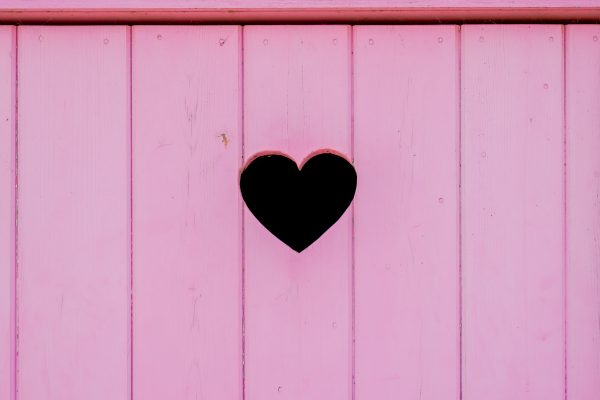 uitgesneden hartje op een roze houten plank