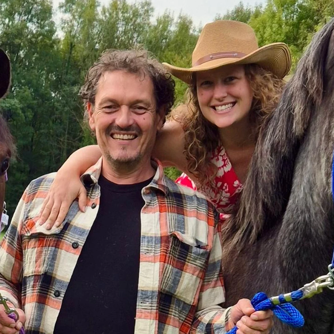 Walter uit B&B Vol Liefde 2023 tweede seizoen met vriendin Anna Linde bij paarden