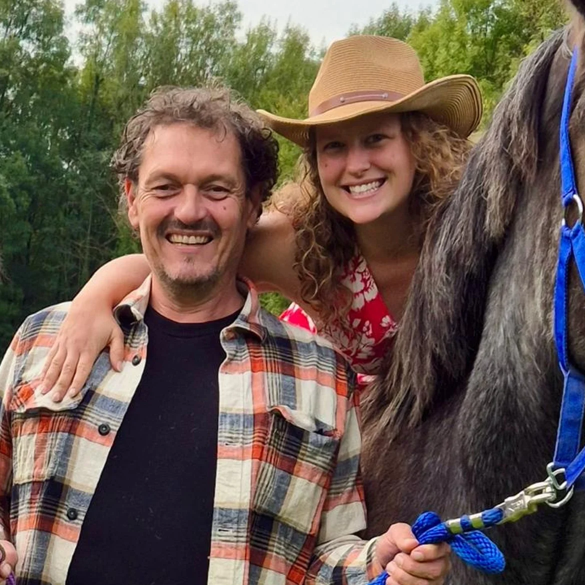 Walter uit B&B Vol Liefde 2023 tweede seizoen met vriendin Anna Linde bij paarden