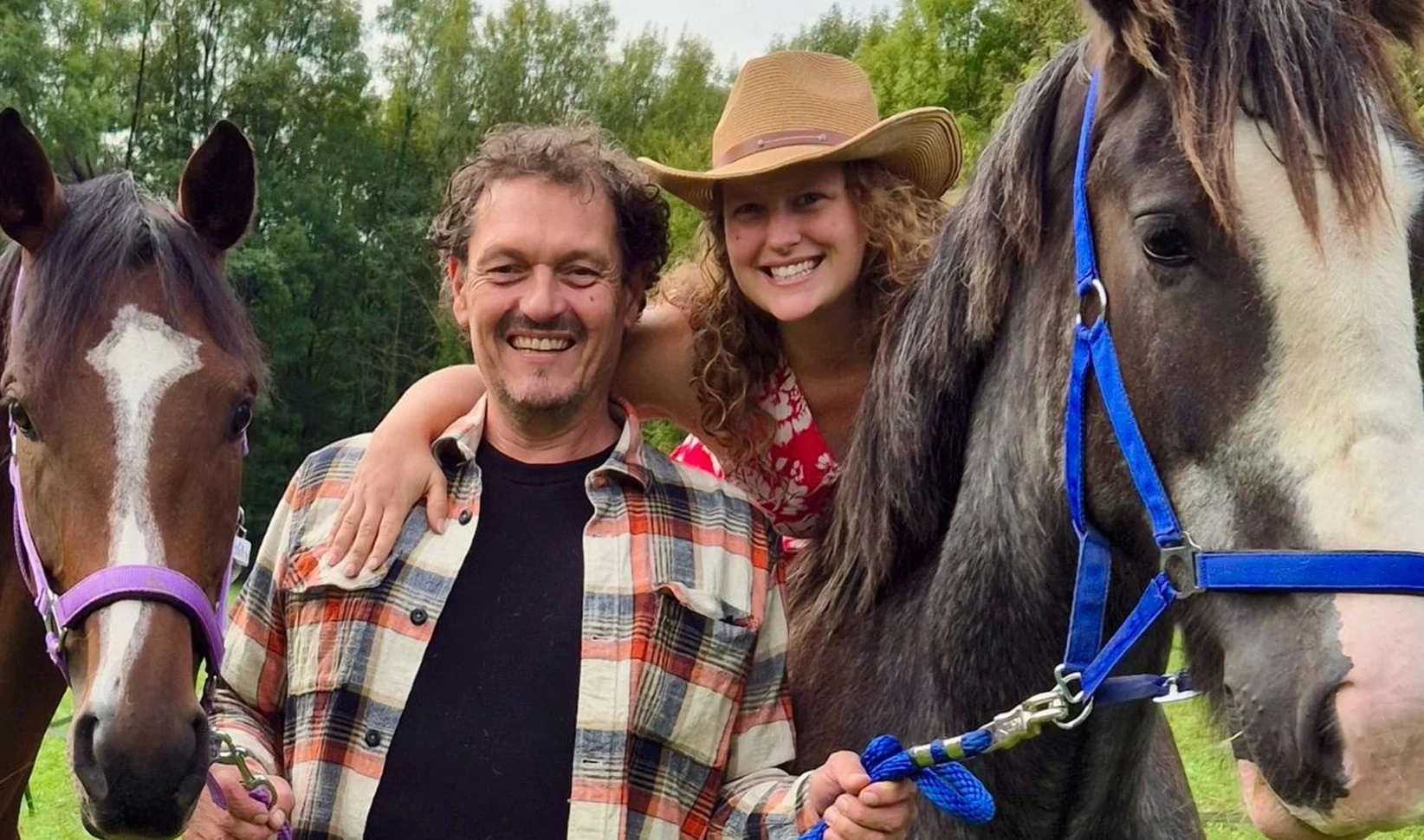 Walter uit B&B Vol Liefde 2023 tweede seizoen met vriendin Anna Linde bij paarden