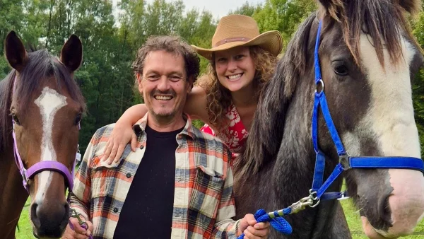 Walter uit B&B Vol Liefde 2023 tweede seizoen met vriendin Anna Linde bij paarden