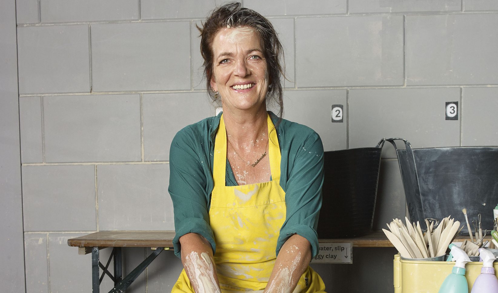 Malou Gorter aan het pottenbakken