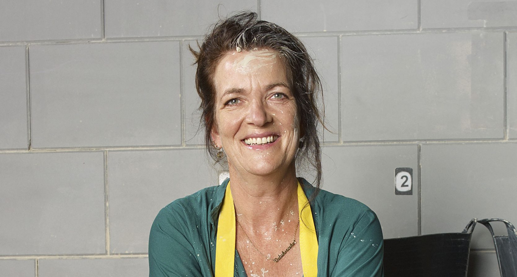 Malou Gorter aan het pottenbakken