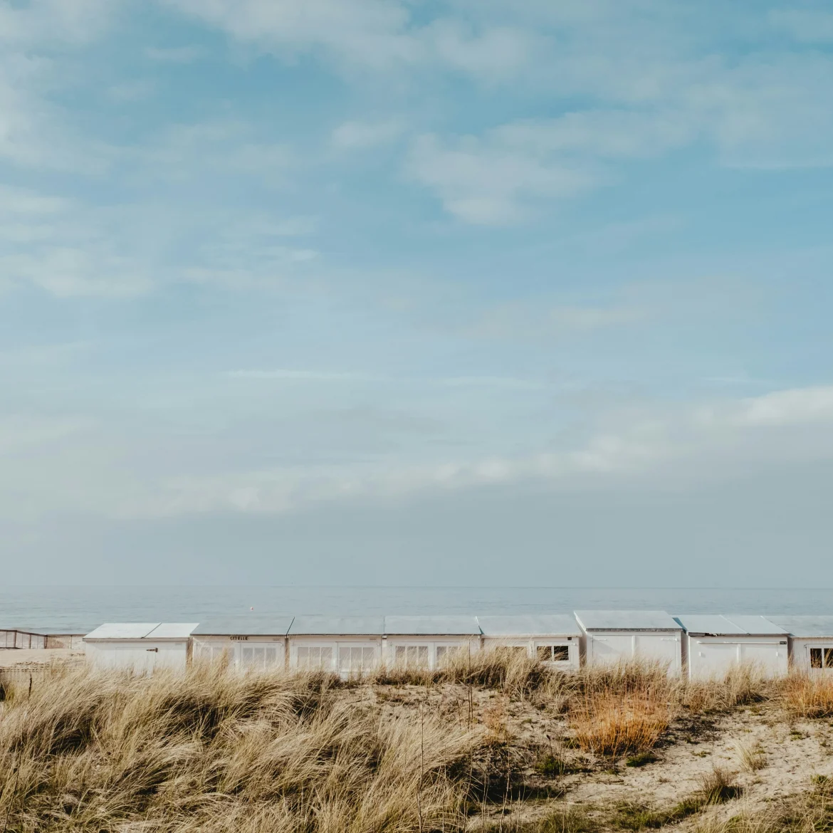 strand duinen zee blauwe lucht