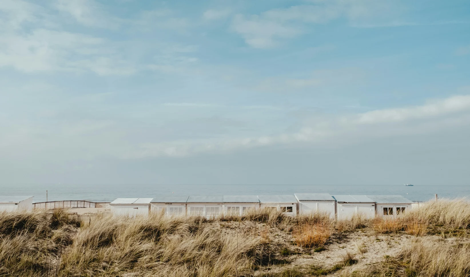 strand duinen zee blauwe lucht