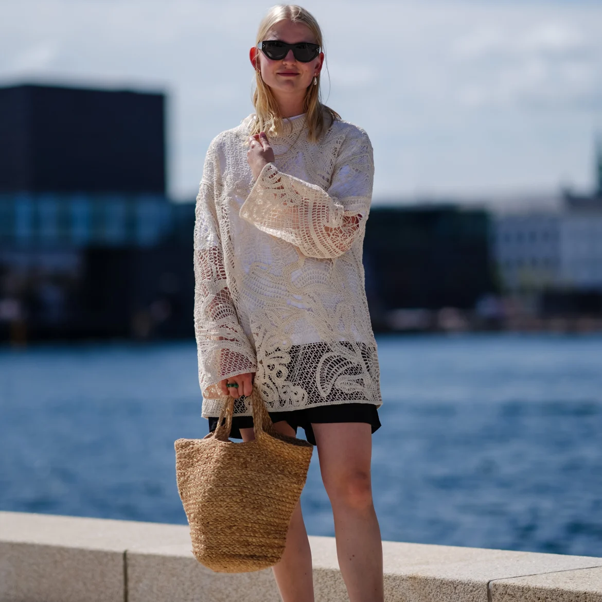 Vrouw met raffia tas