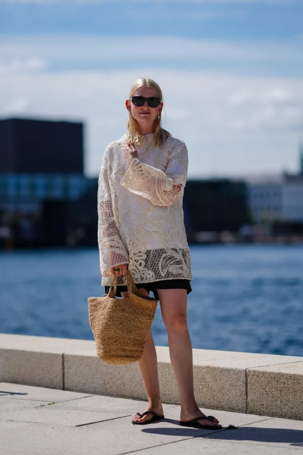 Vrouw met raffia tas